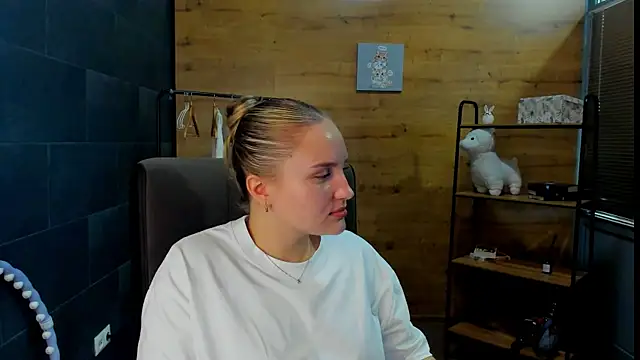 Snapshot of AnaaHunter chatting on July 23, 1:08 pm AnaaHunter online show from July 23, 1:08 pm