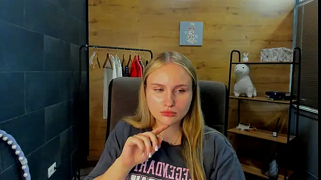 Snapshot of AnaaHunter chatting on July 22, 3:47 pm AnaaHunter online show from July 22, 3:47 pm