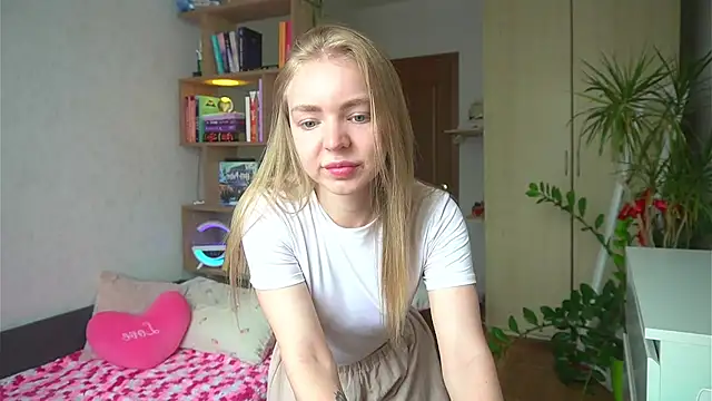 Snapshot of Emilyemmi chatting on July 18, 7:28 am Emilyemmi online show from July 18, 7:28 am