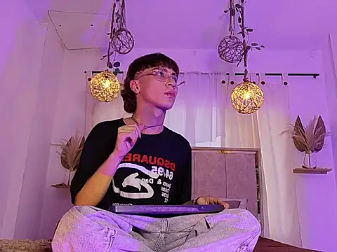 Snapshot of Xander_Grey chatting on July 17, 7:44 pm Xander Grey online show from July 17, 7:44 pm