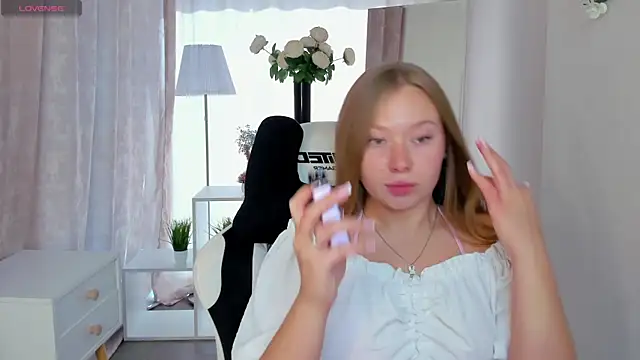 Snapshot of Coraline_Clark chatting on July 20, 10:00 am Coraline Clark online show from July 20, 10:00 am