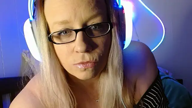 Snapshot of XxMs_StarzxX chatting on January 23, 1:19 am XxMs StarzxX online show from January 23, 1:19 am