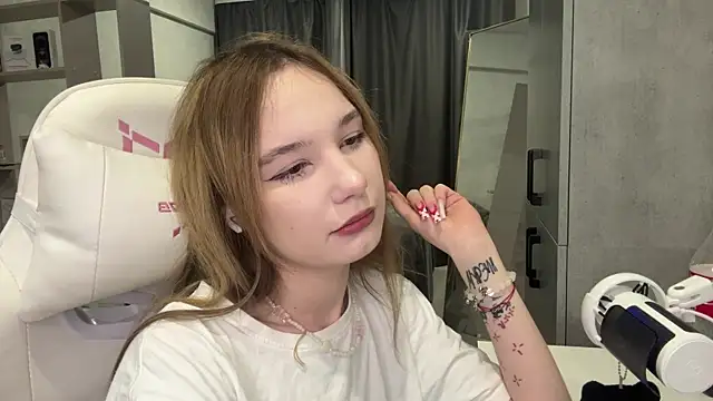 Snapshot of LittleMiaX chatting on July 20, 7:16 pm LittleMiaX online show from July 20, 7:16 pm