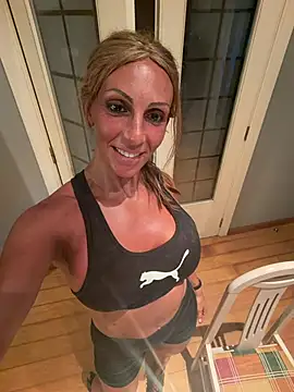 Snapshot of cari_guerrera chatting on July 21, 8:43 pm cari guerrera online show from July 21, 8:43 pm