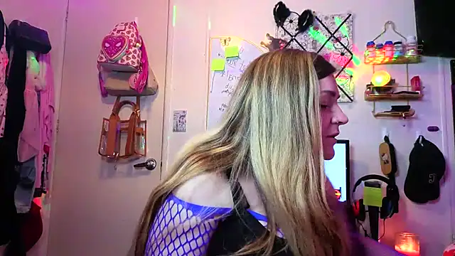 Snapshot of xxKitten chatting on July 21, 5:20 am xxKitten online show from July 21, 5:20 am