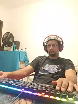 Snapshot of lzinrj chatting on August 3, 3:07 pm lzinrj online show from August 3, 3:07 pm