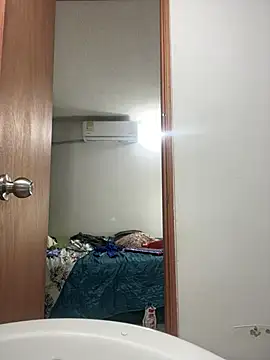 Snapshot of riri_brunnete chatting on March 15, 11:40 am riri brunnete online show from March 15, 11:40 am