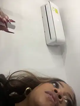 Snapshot of riri_brunnete chatting on February 27, 4:23 am riri brunnete online show from February 27, 4:23 am