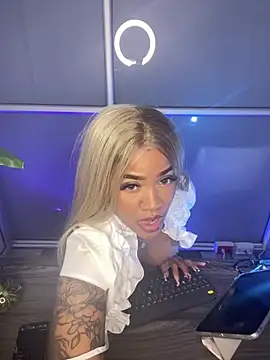 Snapshot of riri_brunnete chatting on June 3, 4:35 am riri brunnete online show from June 3, 4:35 am