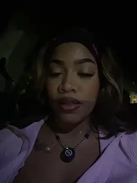 Snapshot of riri_brunnete chatting on June 12, 4:21 am riri brunnete online show from June 12, 4:21 am
