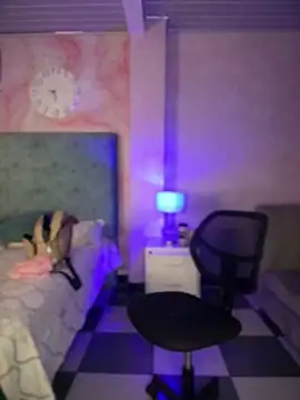 Snapshot of riri_brunnete chatting on February 3, 4:10 am riri brunnete online show from February 3, 4:10 am