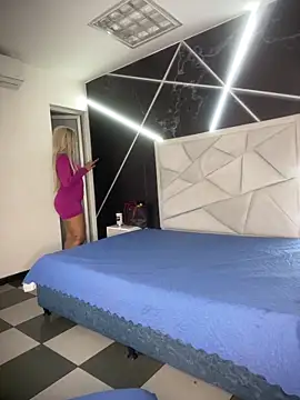 riri brunnete online show from April 9, 4:14 am