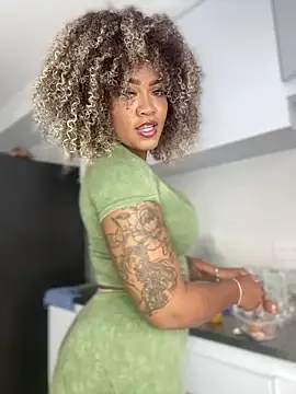 Snapshot of riri_brunnete chatting on March 5, 12:00 pm riri brunnete online show from March 5, 12:00 pm