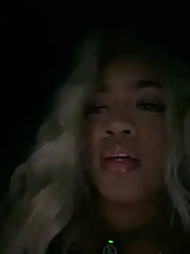 Snapshot of riri_brunnete chatting on June 20, 4:17 am riri brunnete online show from June 20, 4:17 am