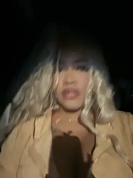 Snapshot of riri_brunnete chatting on June 26, 4:29 am riri brunnete online show from June 26, 4:29 am