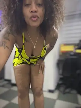 Snapshot of riri_brunnete chatting on November 6, 4:27 am riri brunnete online show from November 6, 4:27 am