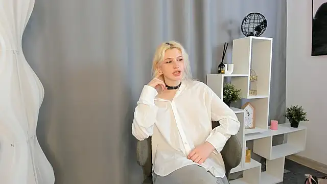 Snapshot of VivienMendler chatting on July 25, 10:54 am VivienMendler online show from July 25, 10:54 am