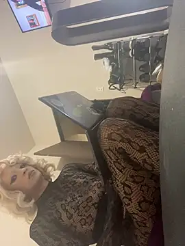 xtinasissy online show from August 9, 6:08 am