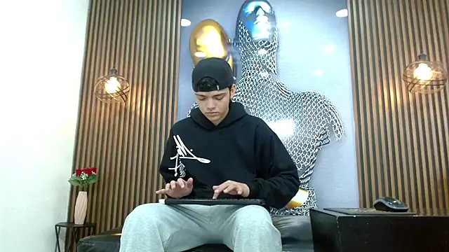 Snapshot of AlejoBussnek chatting on July 28, 2:24 pm AlejoBussnek online show from July 28, 2:24 pm