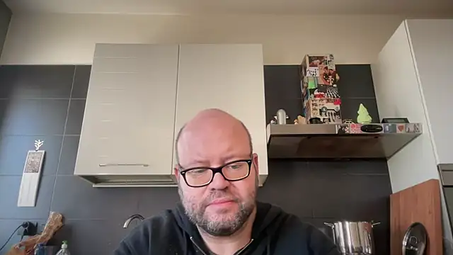Snapshot of theitalianbear chatting on October 10, 8:26 am theitalianbear online show from October 10, 8:26 am
