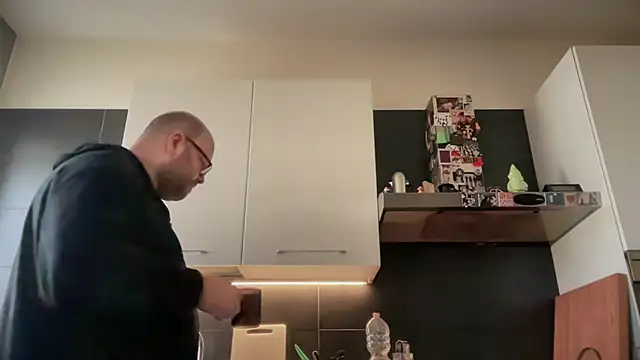 theitalianbear online show from April 3, 9:05 am