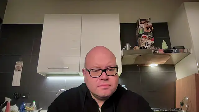 Snapshot of theitalianbear chatting on October 19, 12:24 am theitalianbear online show from October 19, 12:24 am