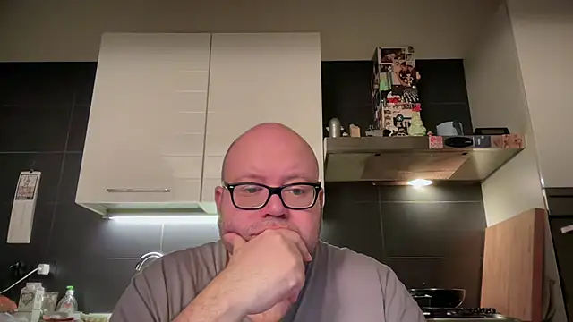 Snapshot of theitalianbear chatting on February 7, 3:01 am theitalianbear online show from February 7, 3:01 am