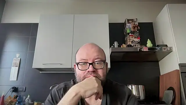 Snapshot of theitalianbear chatting on October 12, 6:37 am theitalianbear online show from October 12, 6:37 am