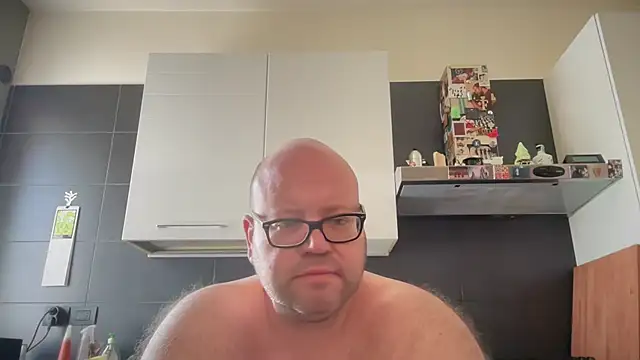 theitalianbear online show from May 26, 8:23 am