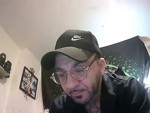 Snapshot of MagicStickBoy chatting on March 25, 11:25 pm MagicStickBoy online show from March 25, 11:25 pm