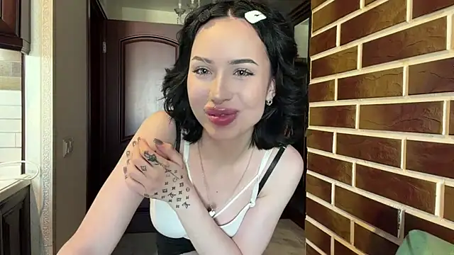 Snapshot of LouisiVuittoni chatting on July 25, 4:24 pm LouisiVuittoni online show from July 25, 4:24 pm