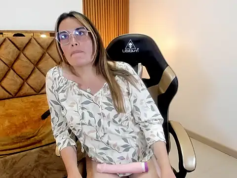MiaAmadorVS online show from August 5, 5:51 pm