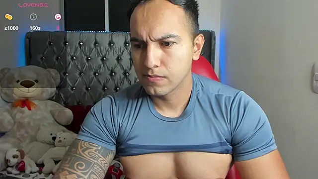 Snapshot of mrloganfuck1 chatting on May 4, 5:44 am mrloganfuck1 online show from May 4, 5:44 am