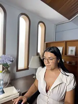Kendra Revers online show from August 3, 8:37 pm