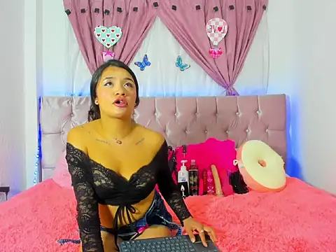 Snapshot of Sky_Naomi chatting on August 3, 8:04 pm Sky Naomi online show from August 3, 8:04 pm