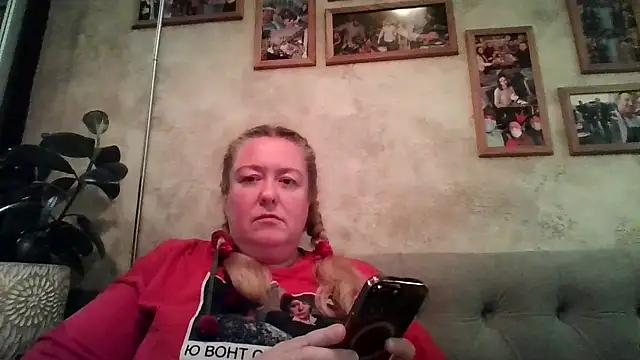 Snapshot of HappyCurvyMama chatting on August 5, 5:29 pm HappyCurvyMama online show from August 5, 5:29 pm