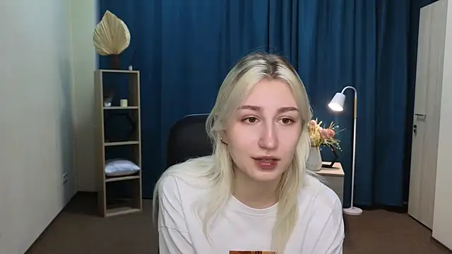 LishaNuding online show from August 5, 11:04 am