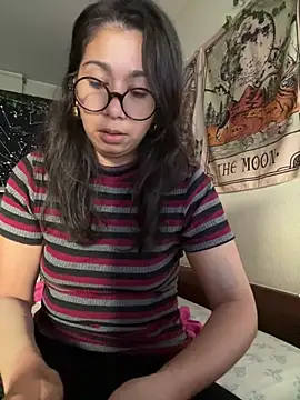 Lauraxbatista online show from August 4, 6:45 pm