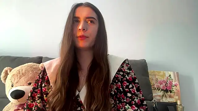 LucyLuxy online show from August 6, 9:37 am