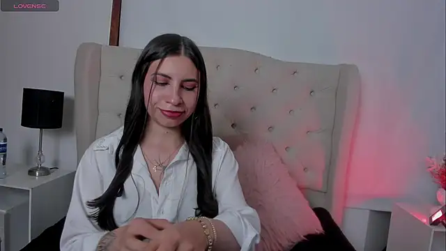 Snapshot of EmmillyQueen chatting on August 7, 3:12 am EmmillyQueen online show from August 7, 3:12 am