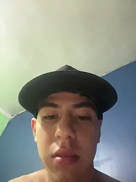 Snapshot of Alanjimenezz chatting on August 6, 6:41 am Alanjimenezz online show from August 6, 6:41 am
