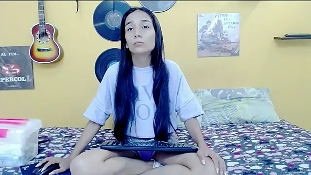 skinnycaroline18 online show from August 8, 2:13 pm