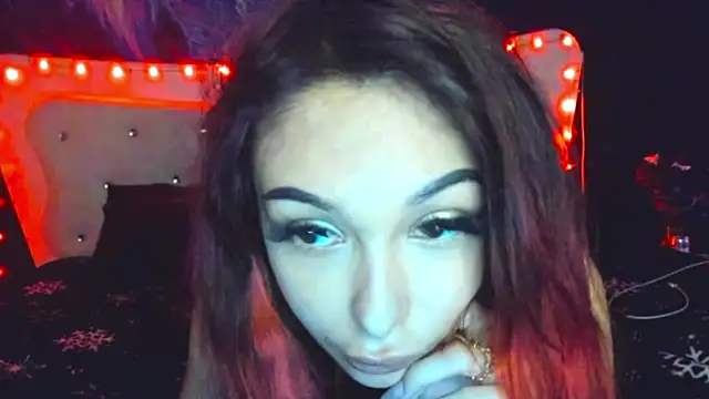 MiniFoxxxx online show from August 7, 9:10 pm