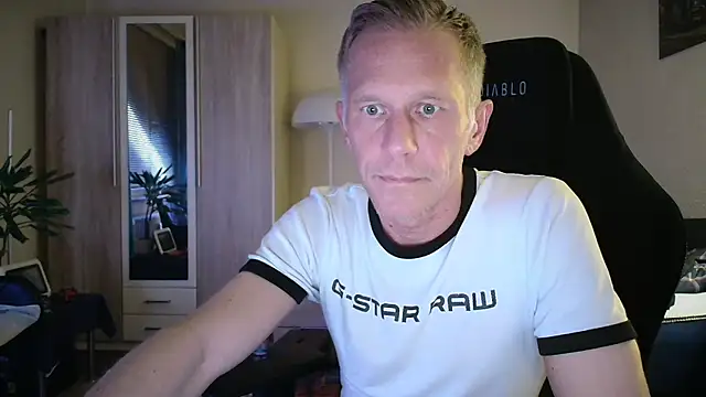 Snapshot of slaveboy2016@xh chatting on June 9, 9:16 pm slaveboy2016xh online show from June 9, 9:16 pm
