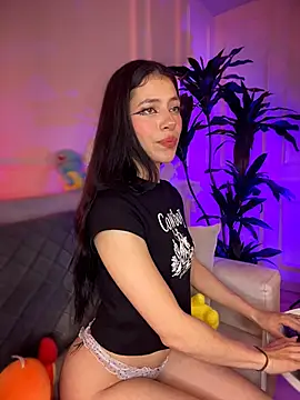 RunixDoll online show from August 8, 9:55 pm