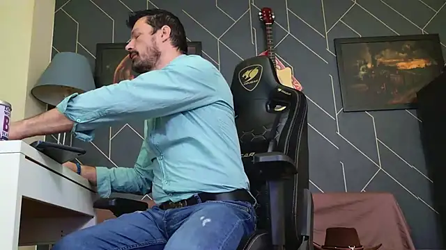 ChrisKox online show from December 3, 8:03 am