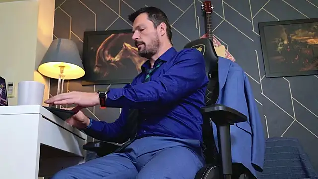 ChrisKox online show from November 7, 7:18 pm