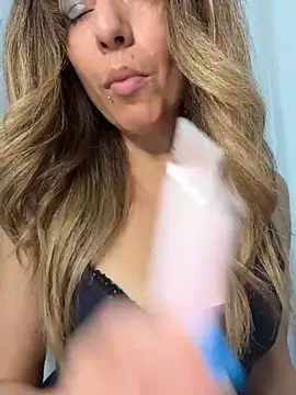 Snapshot of sexylenia chatting on June 7, 9:42 pm sexylenia online show from June 7, 9:42 pm