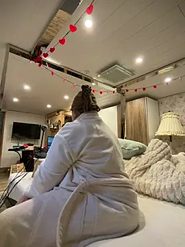 BootyLola online show from March 5, 8:00 am