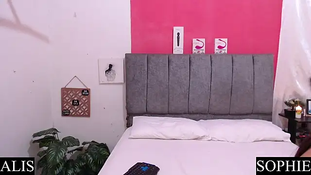 Sophie And Alis online show from March 18, 3:01 pm